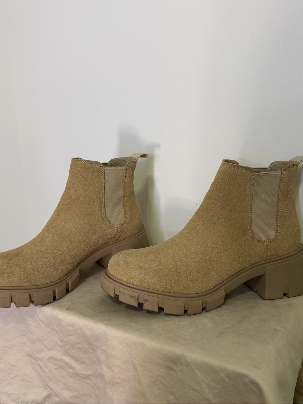 Steve Madden Howler Chunky Chelsea Booties in Tan Suede / Size 9
